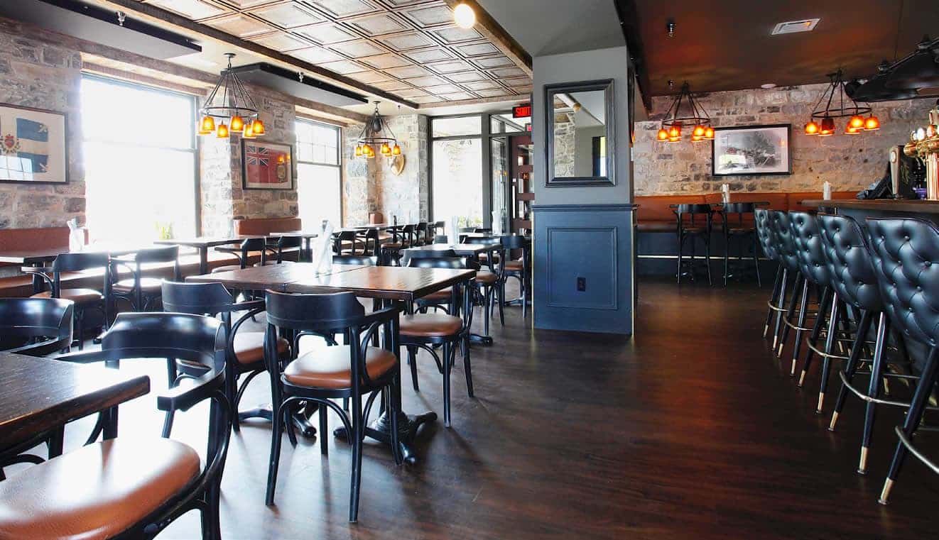 L’intérieur du pub du British